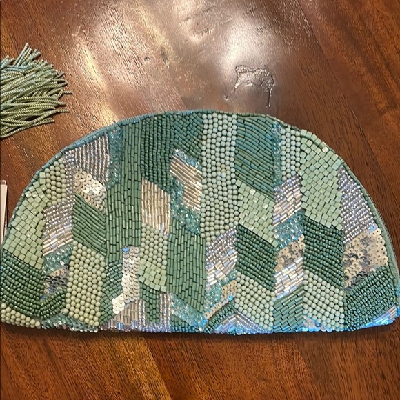 Antik Kraft | Green Beaded Clutch with Tassel - Picture 3 of 10